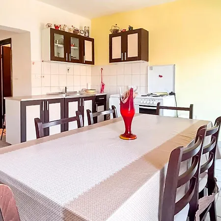 Awesome In Gusce With Wifi Apartamento *
