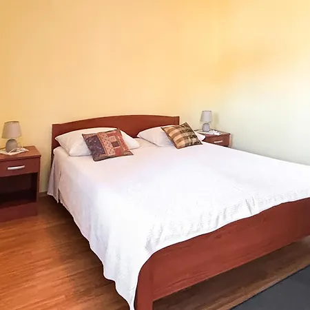 Awesome In Gusce With Wifi Apartamento