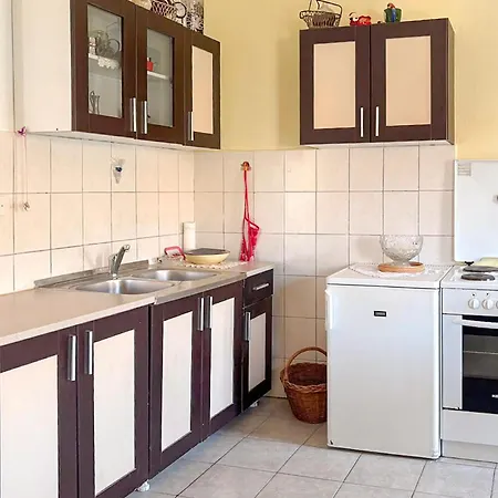 Awesome In Gusce With Wifi Apartamento *