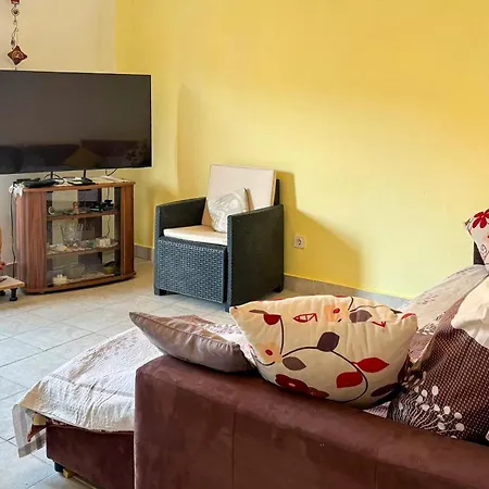 Awesome In Gusce With Wifi Apartamento *