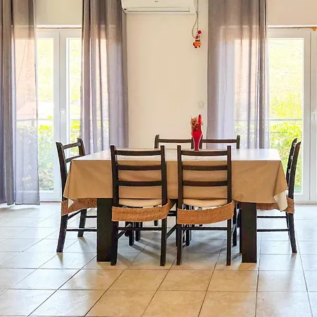 Awesome In Gusce With Wifi Apartamento *