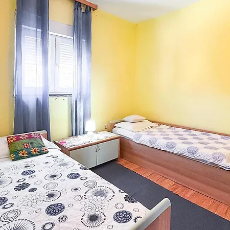 Awesome In Gusce With Wifi Apartamento *